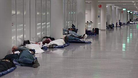Viele Menschen übernachteten im Flughafen.