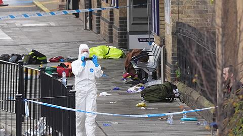 Kleidung und Rucksäcke auf dem Boden: Am Bahnhof der Stadt Huntingdon dauern die Ermittlungen an.