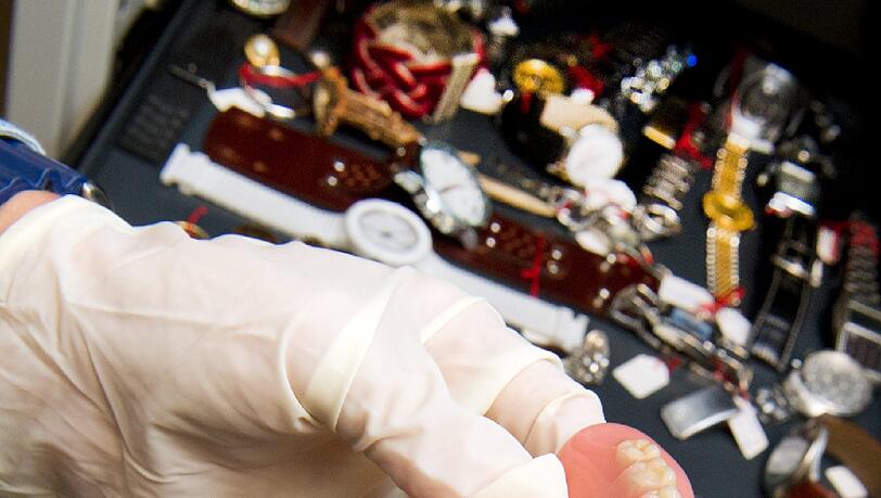 Ist jedes Jahr wieder ein Klassiker: Die Zahnprothese ist eines der unegwöhnlichstes Fundtsücke. Muss der Besitzer jetzt auf Suppe umsteigen? Ist jedes Jahr wieder ein Klassiker: Die Zahnprothese ist eines der unegwöhnlichstes Fundtsücke. Muss der Besitzer jetzt auf Suppe umsteigen?