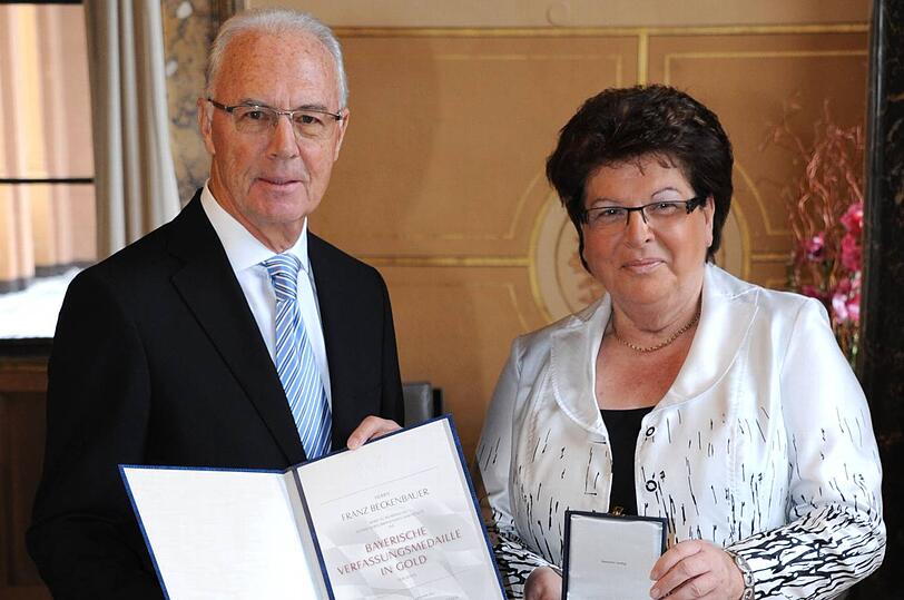 Franz Beckenbauer erhält die bayerische Verfassungsmedaille.