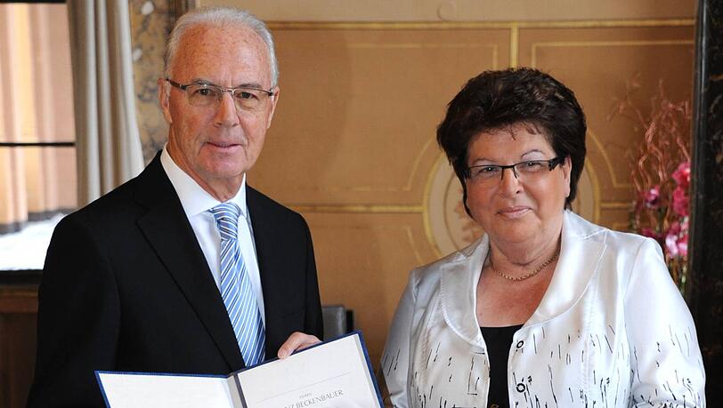 Franz Beckenbauer erhält die bayerische Verfassungsmedaille. Franz Beckenbauer erhält die bayerische Verfassungsmedaille.