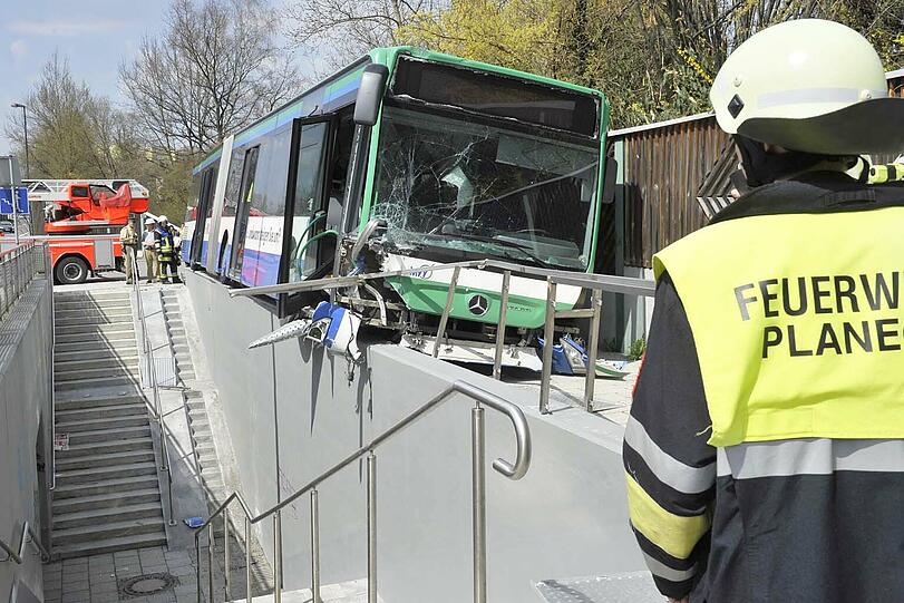 Die Fahrt des MVV-Busses endete zwischen einer fünf Meter tiefen Unterführung und einer Lärmschutzwand auf dem Fußweg.