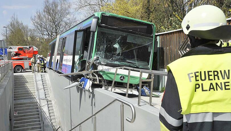 Die Fahrt des MVV-Busses endete zwischen einer fünf Meter tiefen Unterführung und einer Lärmschutzwand auf dem Fußweg. Die Fahrt des MVV-Busses endete zwischen einer fünf Meter tiefen Unterführung und einer Lärmschutzwand auf dem Fußweg.