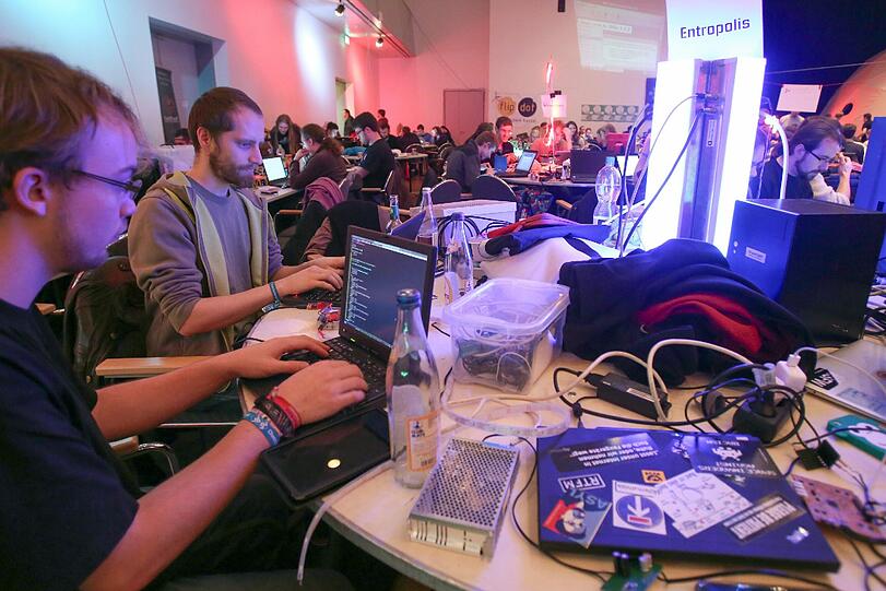 Bilder vom Treffen des Chaos Computer Clubs beim 30. Chaos Communication Congress (30C3). Mit dabei auch der britische Medienkünstler und Veteran des Chaos Computer Clubs (CCC), Tim Pritlove. Die Hacker treffen sich bis zum 30.12.2013 in Hamburg, wo das das größte Treffen der Hackerszene in Europa stattfindet.
