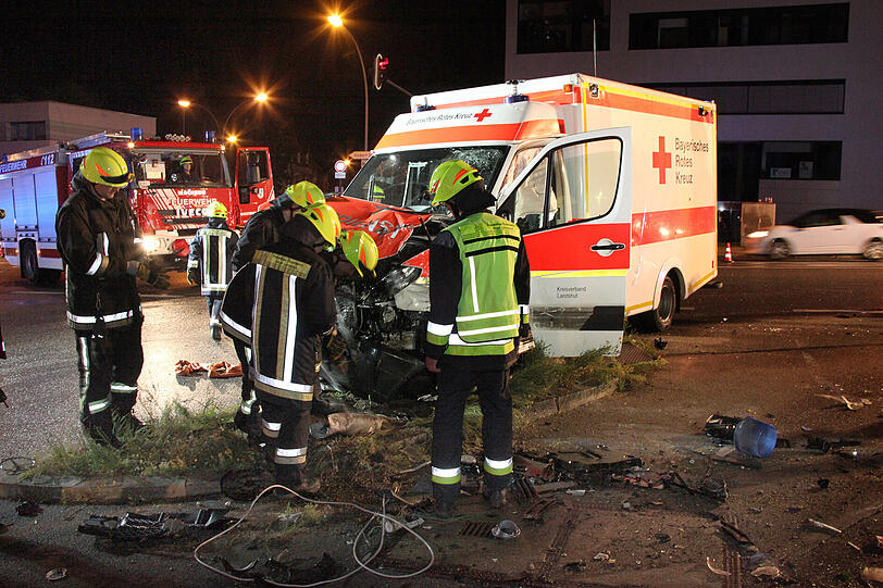 Der Sanka war mit Martinshorn und Blaulicht unterwegs gewesen, als er bei roter Ampel in die Kreuzung fuhr und den Wagen der 21-Jährigen voll erwischte.