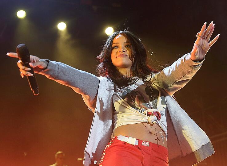 Auf ihrer "Anti World Tour" 2016 gastiert Superstar Rihanna am 7. August im Münchner Olympiastadion. Wir zeigen die schönsten Bilder der mit 210 Millionen verkauften digitalen Tracks bestverkaufenden Digital-Künstlerin aller Zeiten.