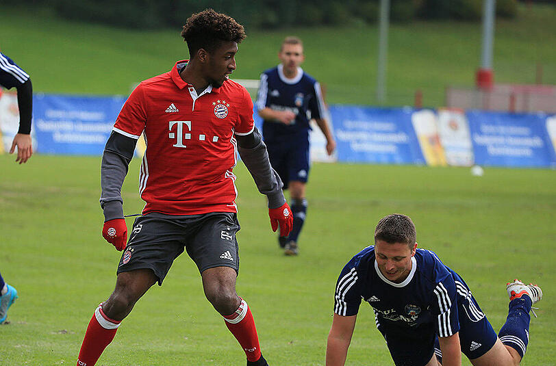 Spaß auf dem Platz: Kingsley Coman beim "bayerischen Dreikampf".