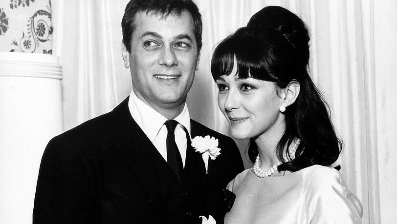 Die Schauspieler Christine Kaufmann und Tony Curtis, aufgenommen am 08.02.1963 nach ihrer Hochzeit in USA Die Schauspieler Christine Kaufmann und Tony Curtis, aufgenommen am 08.02.1963 nach ihrer Hochzeit in USA