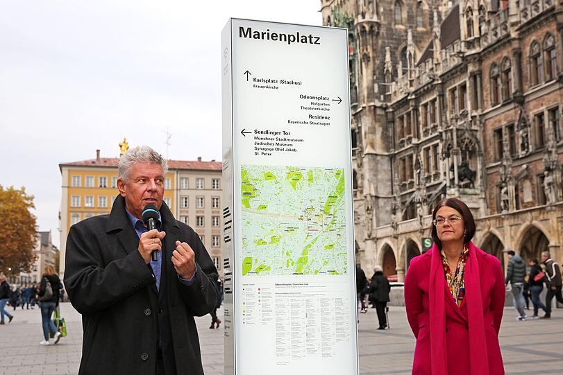 OB Dieter Reiter und Stadtbaurätin Elisabeth Merk haben am Donnerstag, symbolisch für alle, die noch folgen werden, die erste Infostele am Marienplatz präsentiert.