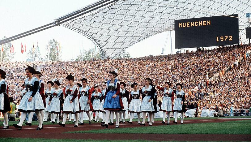 Hostessen in Tracht bei der Eröffnungszeremonie der Olympischen Spiele von 1972 im Münchner Olympiastadion.