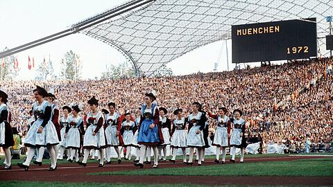 Hostessen in Tracht bei der Eröffnungszeremonie der Olympischen Spiele von 1972 im Münchner Olympiastadion.