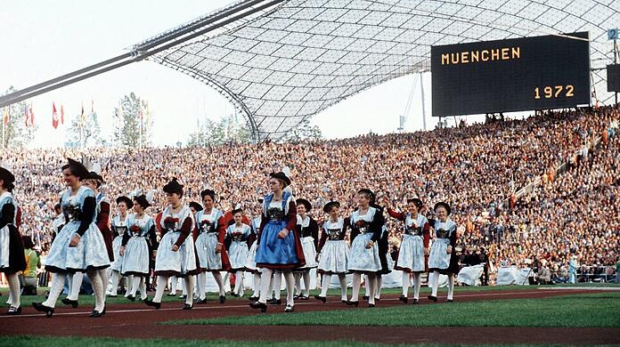 Hostessen in Tracht bei der Eröffnungszeremonie der Olympischen Spiele von 1972 im Münchner Olympiastadion.