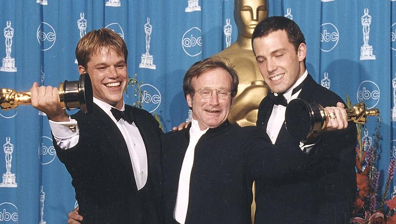Matt Damon (l.) mit Robin Williams (m.) und Ben Affleck bei der Verleihung der Oscars im Jahr 1998.