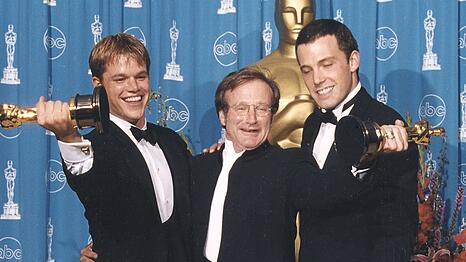Matt Damon (l.) mit Robin Williams (m.) und Ben Affleck bei der Verleihung der Oscars im Jahr 1998.