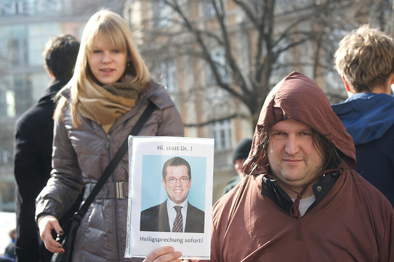Die Münchner bezogen Stellung - für oder gegen Guttenberg - manchmal war das nicht eindeutig erkennbar.