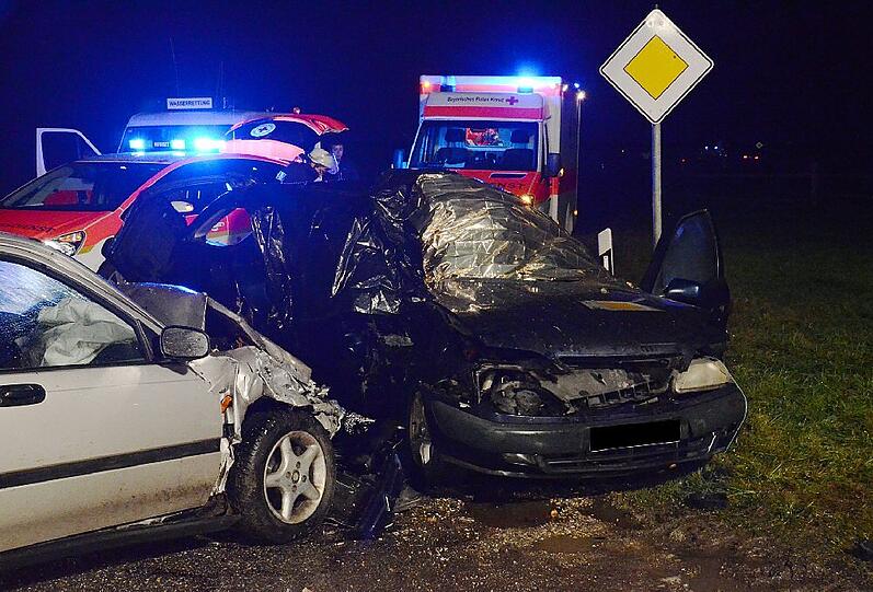 Schrecklicher Unfall in Oberbayern: Motor wird in Auto gedrückt