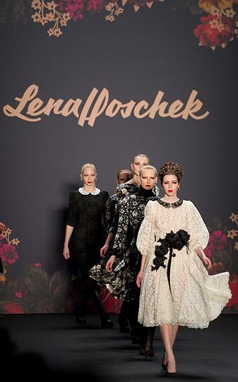 Eigenwillige Trends präsentiert das Label Lena Hoschek auf einer Modenschau im Zelt auf der Strasse des 17. Juni in Berlin zur Fashion Week.