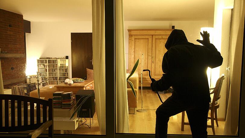 Am helllichten Tag räumte ein Einbrecher eine Wohnung aus - die Bewohner saßen auf der Terrasse. Am helllichten Tag räumte ein Einbrecher eine Wohnung aus - die Bewohner saßen auf der Terrasse.