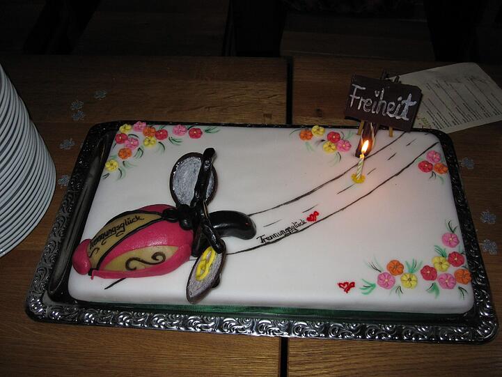 Der Glückskäfer auf der Scheidungs-Torte hat sein Ziel im Blick: Am Ende des Weges wartet
die &bdquo;Freiheit".
