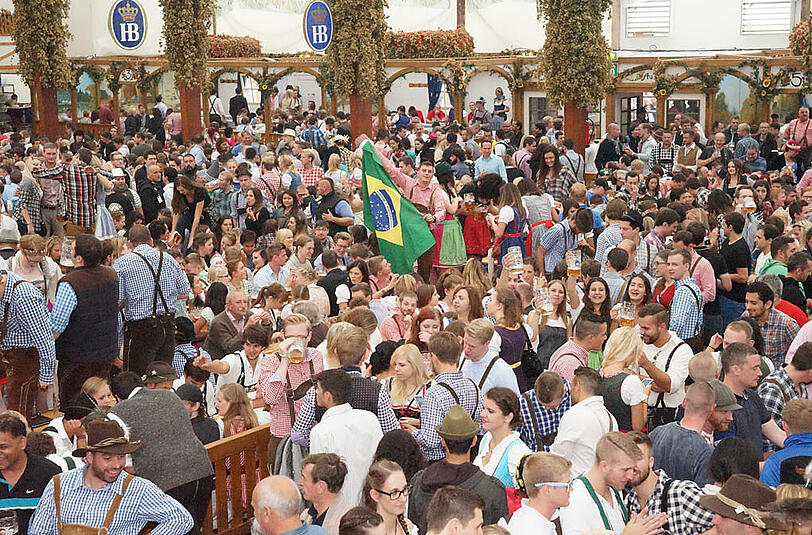 Alles drängt auf die Wiesn und in die Zelte. Die Bilder vom großen Ansturm aufs Oktoberfest am Freitag.