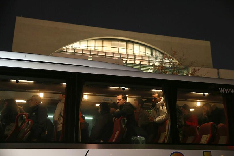 Der Bus mit den Flüchtlingen ist vor dem Kanzleramt angekommen.