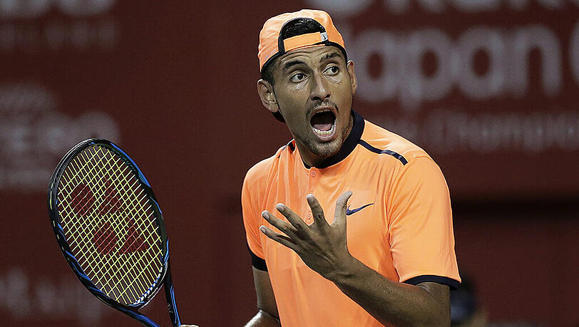 Im vergangenen Jahr war Kyrgios bereits für einen Monat gesperrt worden, weil er während eines Matches gegen Stan Wawrinka die Freundin des Schweizers beim Seitenwechsel in drastischen Worten als Fremdgängerin bezeichnet hatte. Im vergangenen Jahr war Kyrgios bereits für einen Monat gesperrt worden, weil er während eines Matches gegen Stan Wawrinka die Freundin des Schweizers beim Seitenwechsel in drastischen Worten als Fremdgängerin bezeichnet hatte.