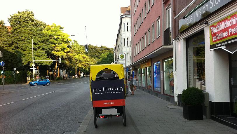 Zwei Touristen aus Buxtehude flüchteten mit einer Rikscha. Zwei Touristen aus Buxtehude flüchteten mit einer Rikscha.