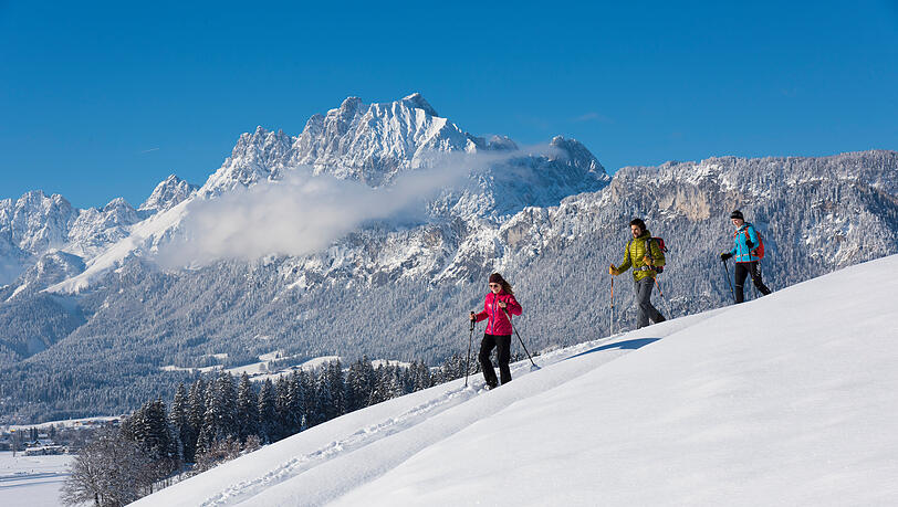 Schneeschuhwandern vor traumhafter Bergkulisse. Schneeschuhwandern vor traumhafter Bergkulisse.