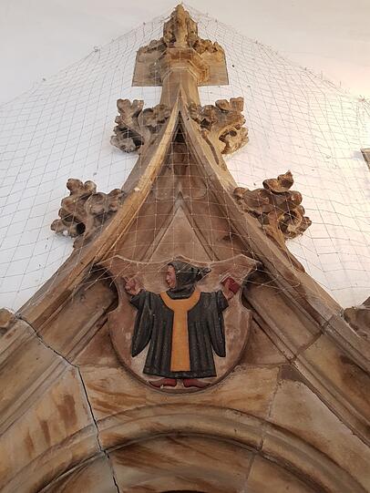 Spitze Kapuze: noch ein Kindl am Neuen Rathaus.