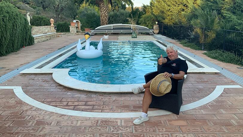 Das kann sich doch sehen lassen: Rinaldo Talamonti vor dem Pool seines Landhauses in Monteprandone, das meist vermietet ist.