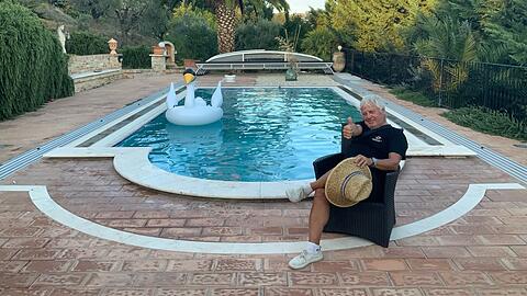 Das kann sich doch sehen lassen: Rinaldo Talamonti vor dem Pool seines Landhauses in Monteprandone, das meist vermietet ist.