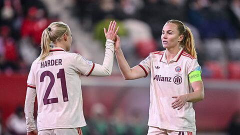 Pernille Harder (l) und Glodis Perla Viggosdottir feiern den Sieg gegen die Norwegerinnen.