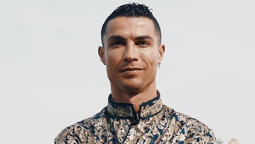 Fußballstar Cristiano Ronaldo freut sich über seine lukrativen Deals.