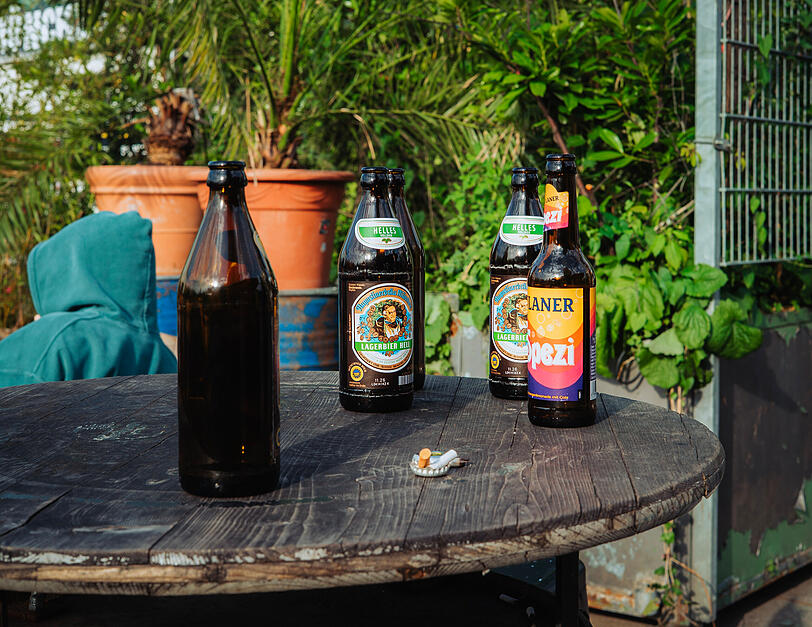 Auch um 6 Uhr morgens wird beim Fu&szlig;ballschauen Bier getrunken.