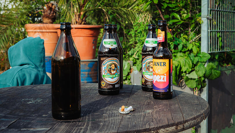 Auch um 6 Uhr morgens wird beim Fußballschauen Bier getrunken. Auch um 6 Uhr morgens wird beim Fußballschauen Bier getrunken.