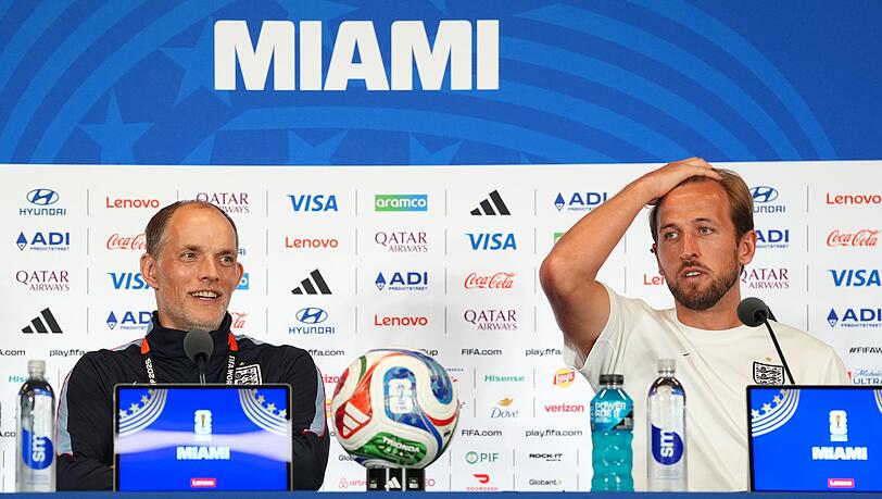 Harry Kane (r) springt Thomas Tuchel bei.