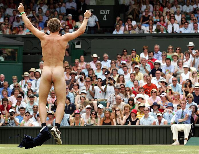 Eigentlich ist der Dresscode bei Wimbledon ja Weiß. Dieser junge Herr zieht das Adamskostüm vor. Den Zuschauern scheint es zu gefallen.