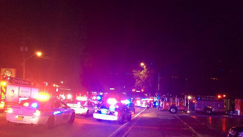 Großeinsatz der Polizei vor dem Schwulen-Club "Pulse" in Orlando. Großeinsatz der Polizei vor dem Schwulen-Club "Pulse" in Orlando.