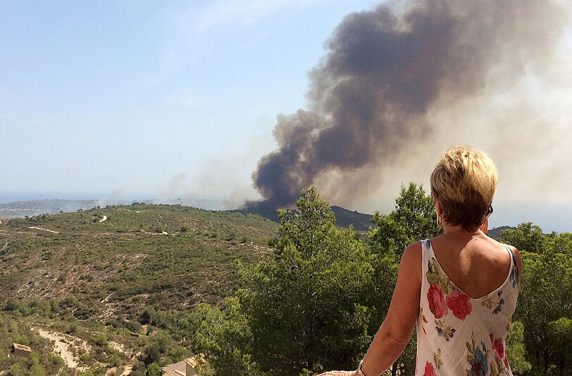 An der spanischen Costa Blanca frisst sich seit Sonntag ein katastrophales Feuer durch ein ausgetrocknetes Waldgebiet und lässt ganze Wohnviertel in Flammen aufgehen.
