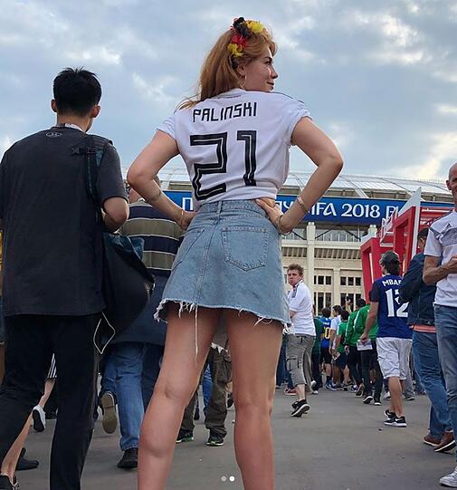 Moderatorin Palina Rojinski ist selbst vor Ort und berichtet für die ARD.