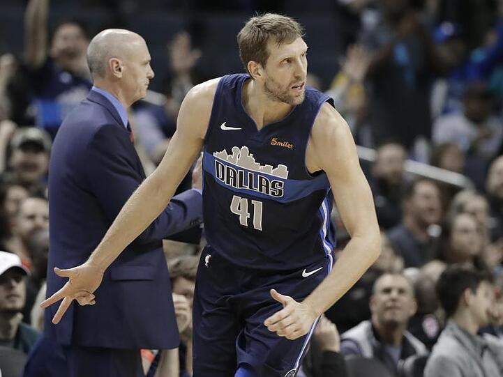 Dirk Nowitzki (41) reagiert nach einem Treffer für die Dallas Mavericks.