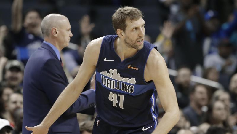 Dirk Nowitzki (41) reagiert nach einem Treffer für die Dallas Mavericks.