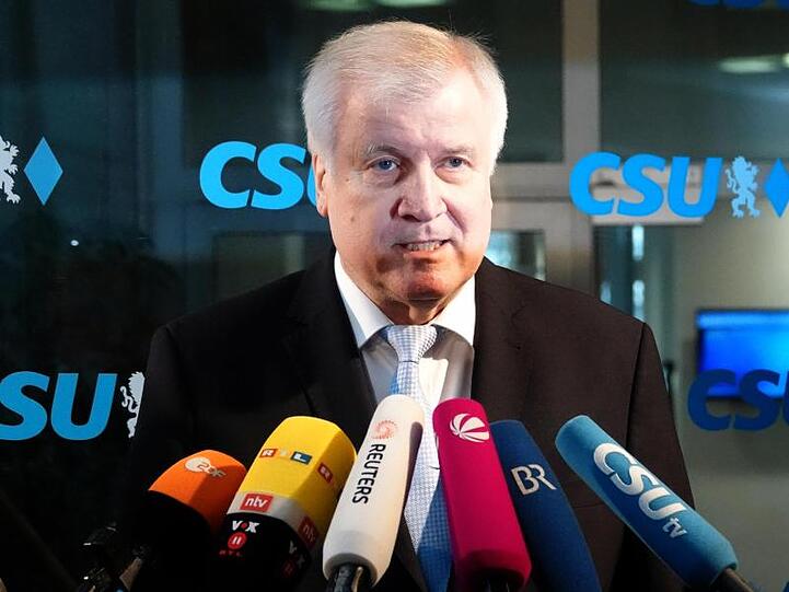 Horst Seehofer (CSU), CSU-Parteivorsitzender und Bundesinnenminister, beantwortet Fragen von Journalisten. Foto: Katharina Redanz/Archiv