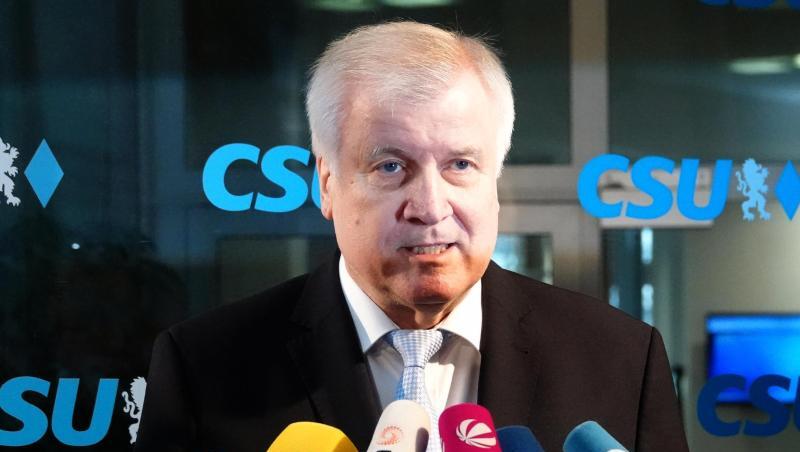 Horst Seehofer (CSU), CSU-Parteivorsitzender und Bundesinnenminister, beantwortet Fragen von Journalisten. Foto: Katharina Redanz/Archiv