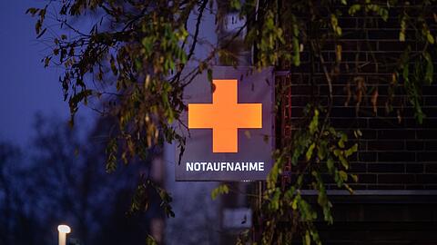 Ein Schild weist auf die Notaufnahme eines Krankenhauses hin.