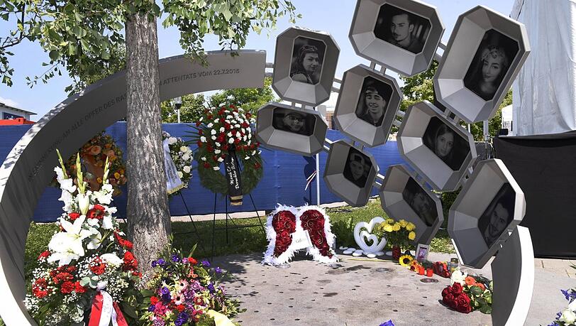 An die Opfer des rassistischen Attentats erinnert seit 2017 das Denkmal "Für Euch" an der Hanauer Straße 77. Hier findet am Samstag die Gedenkveranstaltung statt.