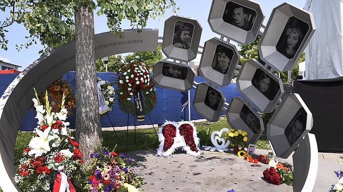 An die Opfer des rassistischen Attentats erinnert seit 2017 das Denkmal "Für Euch" an der Hanauer Straße 77. Hier findet am Samstag die Gedenkveranstaltung statt.