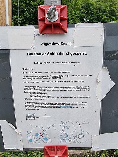 Bürgermeister Simon Sörgel hat die Beschilderung am Donnerstag extra nochmal fotografiert. Bürgermeister Simon Sörgel hat die Beschilderung am Donnerstag extra nochmal fotografiert.