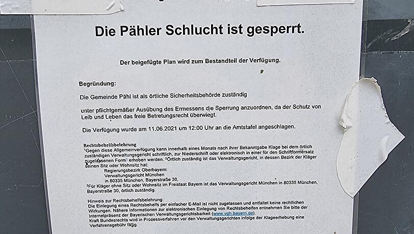 Bürgermeister Simon Sörgel hat die Beschilderung am Donnerstag extra nochmal fotografiert. Bürgermeister Simon Sörgel hat die Beschilderung am Donnerstag extra nochmal fotografiert.