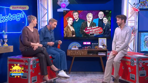 Live-Panne im "Frühstücksfernsehen": Daniel Boschmann eilt seinem Kollegen zur Hilfe.
